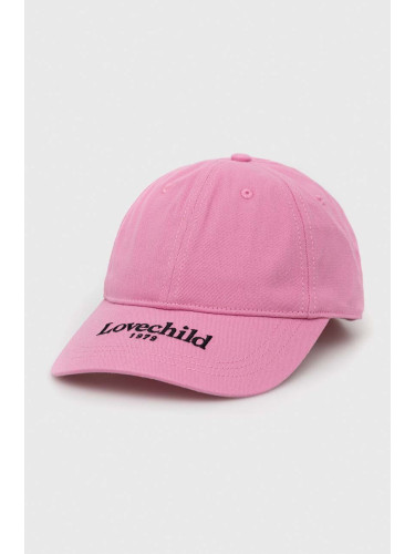 Памучна шапка с козирка Lovechild в розово с принт