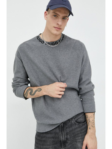 Памучен пуловер HUGO мъжки в сиво от лека материя 50474813