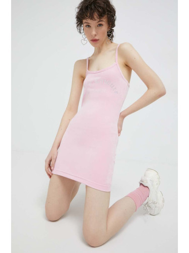 Рокля Juicy Couture в розово къс модел с кройка по тялото