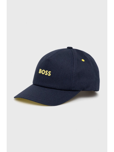 Памучна шапка BOSS Casual в тъмносиньо с апликация