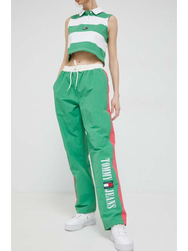 Спортен панталон Tommy Jeans в зелено с десен