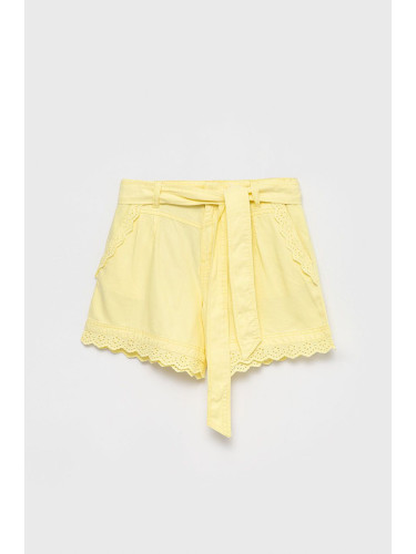Детски къси панталони Guess в жълто с изчистен дизайн