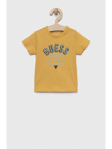 Бебешка памучна тениска Guess в жълто с принт