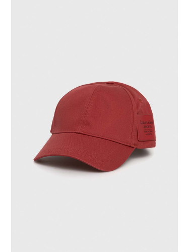 Памучна шапка с козирка Calvin Klein Jeans в червено с апликация