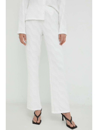 Панталони Résumé в бяло със стандартна кройка, с висока талия