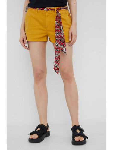 Къси панталони Superdry в жълто с изчистен дизайн със стандартна талия