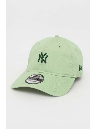 Памучна шапка с козирка New Era в зелено с апликация NEW YORK YANKEES