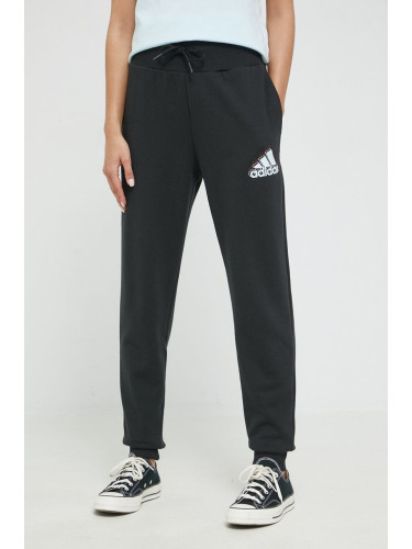 Спортен панталон adidas в черно с принт