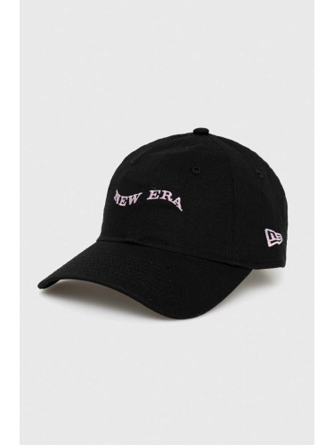 Памучна шапка с козирка New Era в черно с принт