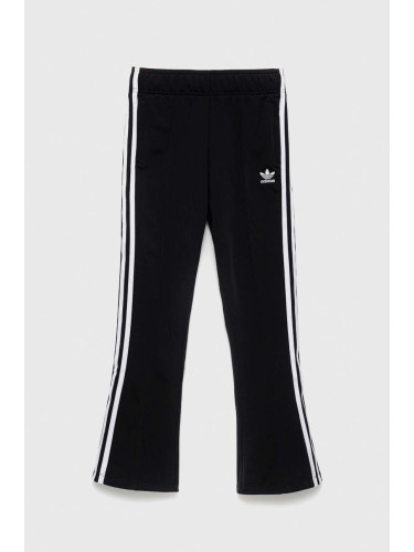 Детски спортен панталон adidas Originals в черно с апликация