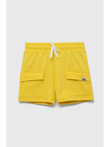 Детски памучен къс панталон United Colors of Benetton в жълто с изчистен дизайн с регулируема талия
