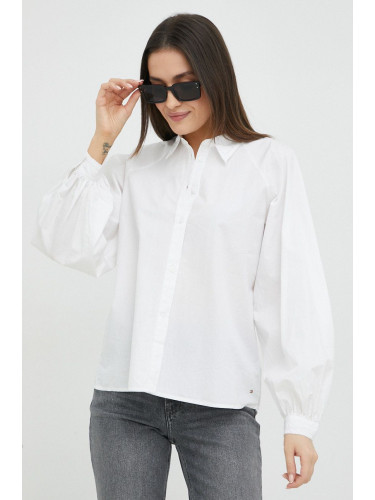 Памучна риза Tommy Hilfiger дамска в бяло със стандартна кройка с класическа яка
