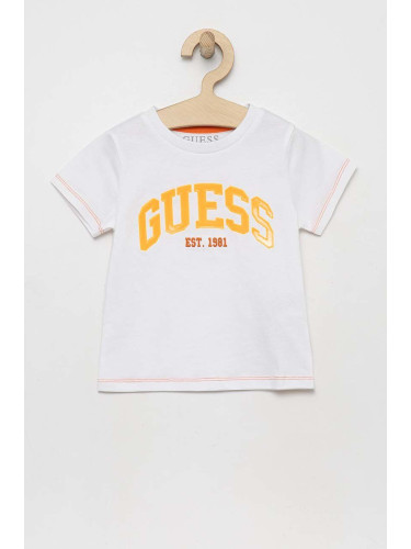 Детска памучна тениска Guess в бяло с десен