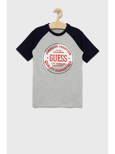 Детска памучна тениска Guess в сиво с апликация