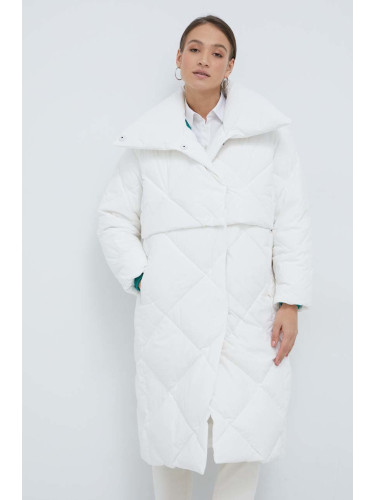 Пухено яке Calvin Klein в бяло със зимна изолация с уголемена кройка