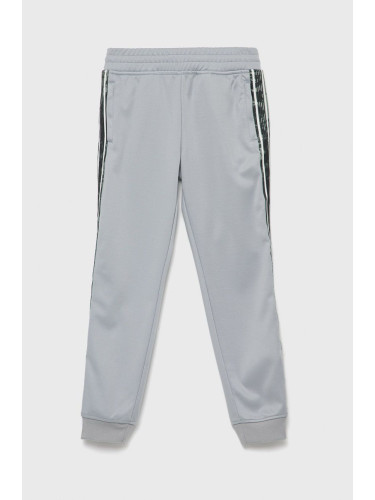 Детски спортен панталон Guess в сиво с изчистен дизайн