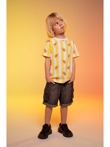 Детска памучна тениска Coccodrillo в жълто с десен