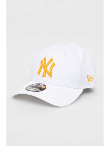 Памучна шапка с козирка New Era в бяло с апликация NEW YORK YANKEES