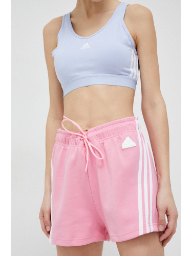 Къс панталон adidas в розово с апликация с висока талия