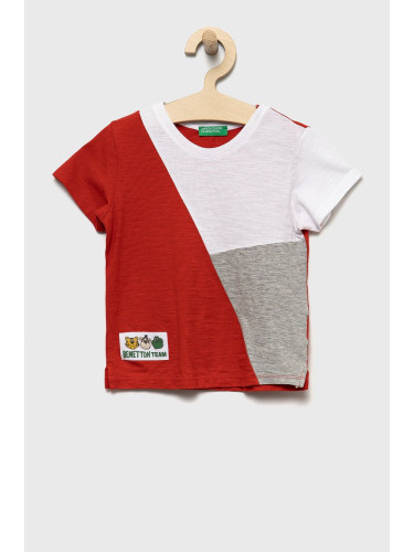 Детска памучна тениска United Colors of Benetton в червено с апликация