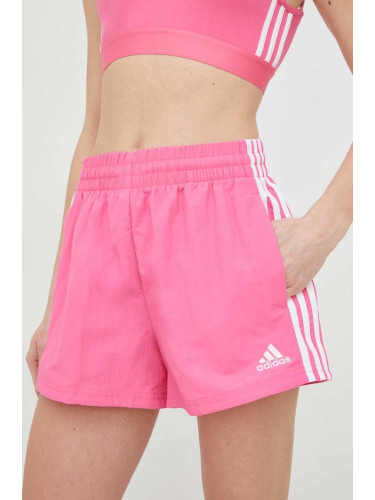 Къс панталон adidas в розово с апликация с висока талия