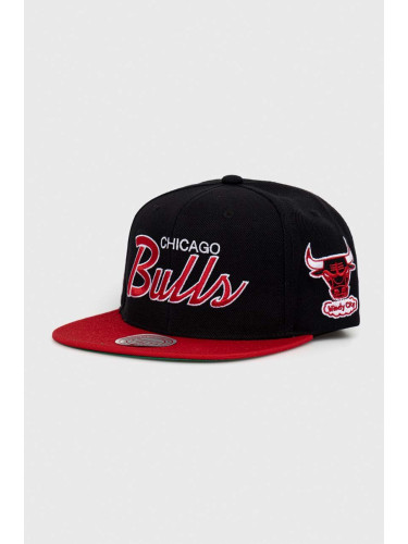 Шапка с козирка Mitchell&Ness Chicago Bulls в черно с десен