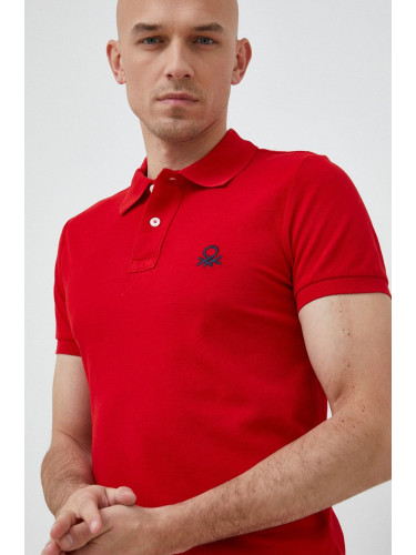 Памучна тениска с яка United Colors of Benetton в червено с апликация
