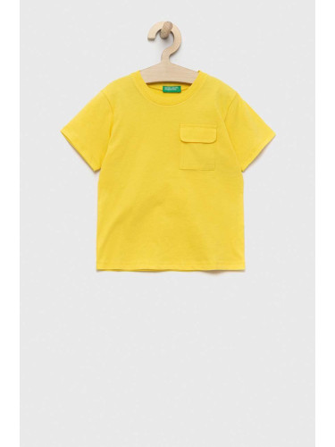 Детска памучна тениска United Colors of Benetton в жълто с принт