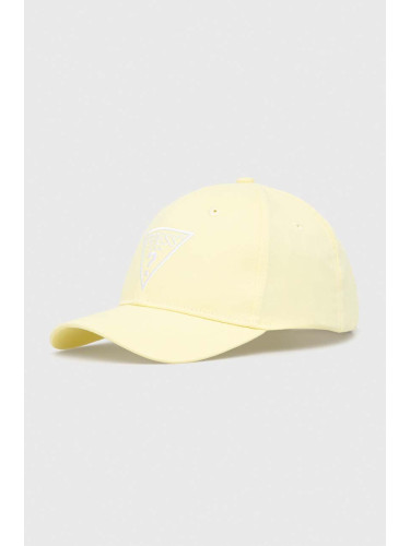 Памучна шапка с козирка Guess в жълто с апликация