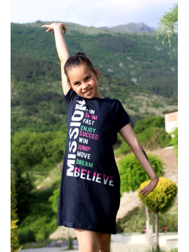 Ежедневна детска права рокля в тъмносиньо с надпис