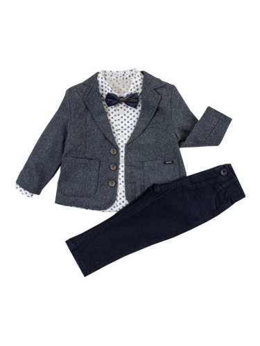 Официален костюм от риза в бяло, сако в тъмносиньо, панталони в тъмнос