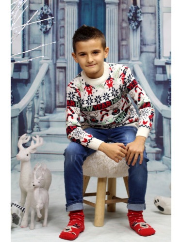 Детски пуловер в бяло с коледни мотиви