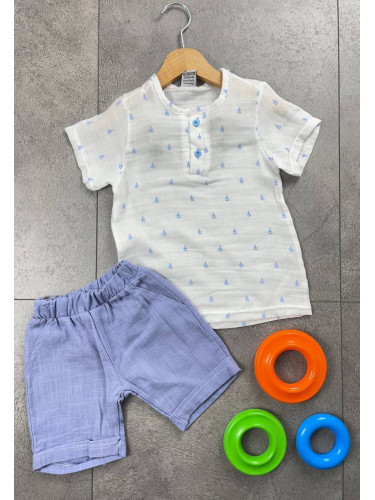 Комплект от риза с къс ръкав в бяло на листенца и къси панталони в све