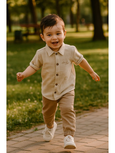 Комплект от риза с къс ръкав в бежово с надпис и панталони в кафяво от