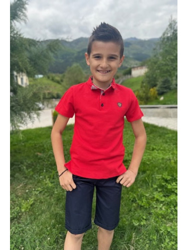 Комплект от риза с къс ръкав в червено с емблема и къси панталони в тъ