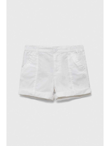 Детски памучен къс панталон United Colors of Benetton в бяло с изчистен дизайн