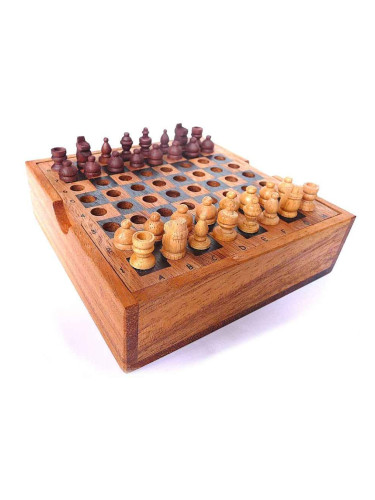 Дървен шах в удобна за пренасяне дървена кутия 