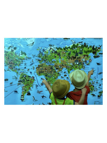 Настолна игра с илюстрована карта на света с интерактивни карти