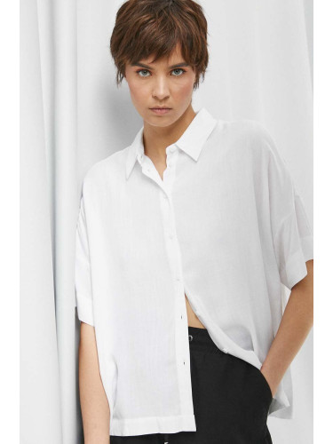 Риза Medicine дамска в бяло със свободна кройка с класическа яка