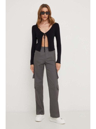 Памучен панталон Answear Lab в сиво със стандартна кройка, с висока талия