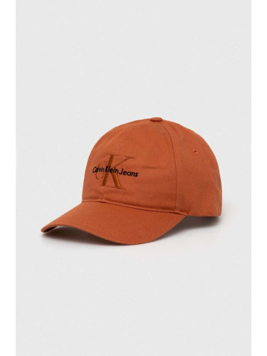 Памучна шапка с козирка Calvin Klein Jeans в оранжево с апликация K50K510061
