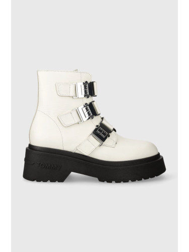 Кожени боти Tommy Jeans TJW CHUNKY BOOT HARDWARE в бяло с платформа EN0EN02443