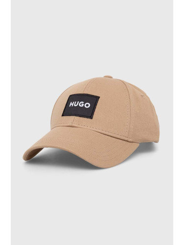 Памучна шапка с козирка HUGO в бежово с апликация
