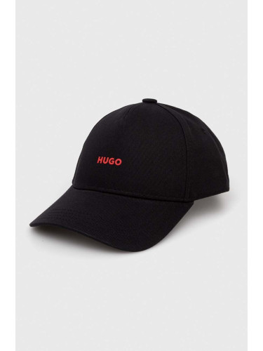 Памучна шапка с козирка HUGO в черно с принт