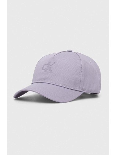 Памучна шапка с козирка Calvin Klein Jeans в лилаво с апликация