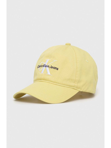 Памучна шапка с козирка Calvin Klein Jeans в жълто с апликация K50K510061