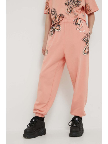 Памучен спортен панталон HUGO в оранжево с принт