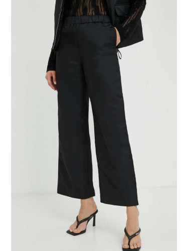 Панталон Lovechild в черно с широка каройка, с висока талия