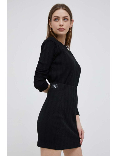 Пола Calvin Klein Jeans в черно къс модел със стандартна кройка