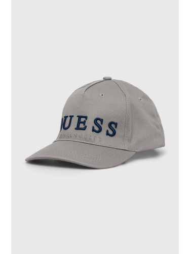 Шапка с козирка Guess в сиво с десен